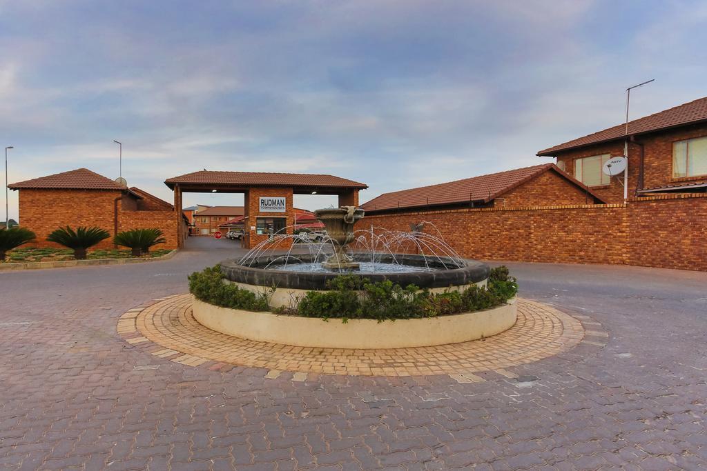 Rudman Townhouses Self-Catering Accommodation Boksburg Exteriör bild